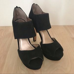 BCBG Paris • Helara Suede Platform Pump • Size 6.5